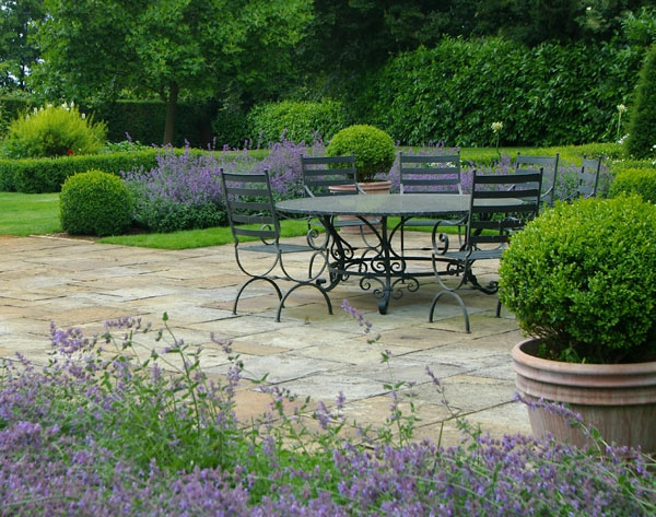 Design vom Garten lila blumen stuhl tisch