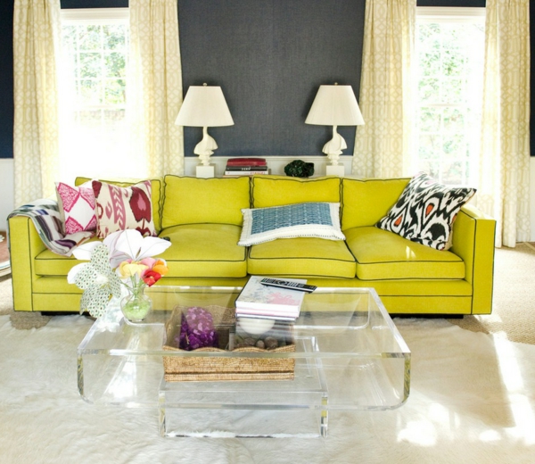 Interiors mit sommerlichen Farben gelb couch glastisch lampen