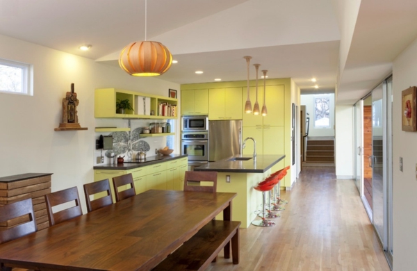 Interiors mit sommerlichen Farben holz tisch küche esstisch