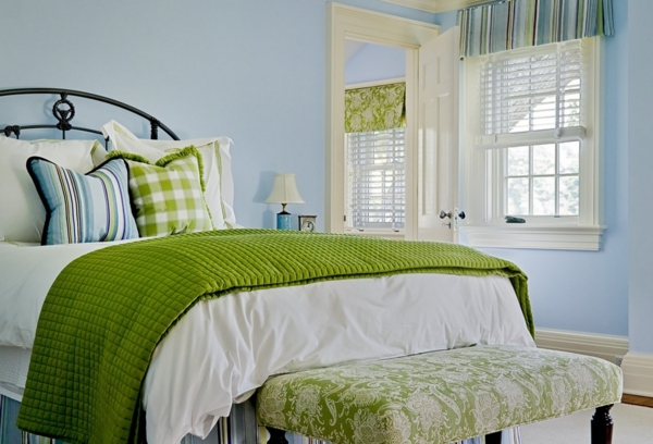 Interiors mit sommerlichen Farben schlafzimmer bett grün kissen