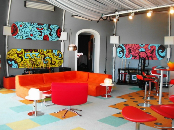 Kunst Wand orange rot couch hocker