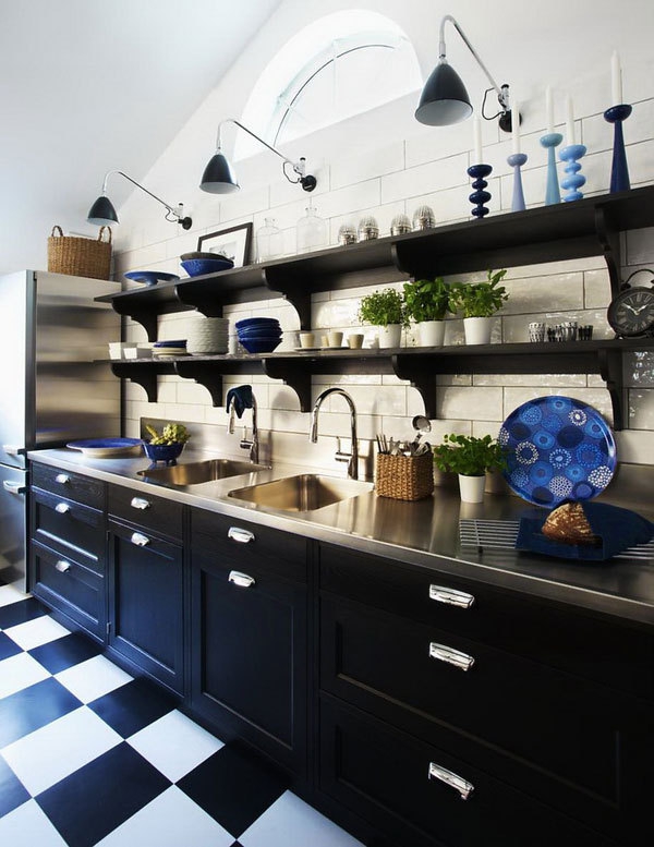 Küche mit offenen Regalen schwarz geschirr pflanzen