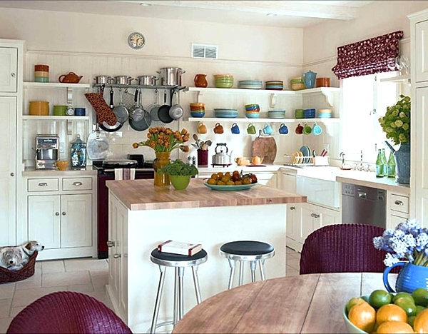 Küche mit offenen Regalen weiß geschirr pfannen töpfe kücheninsel