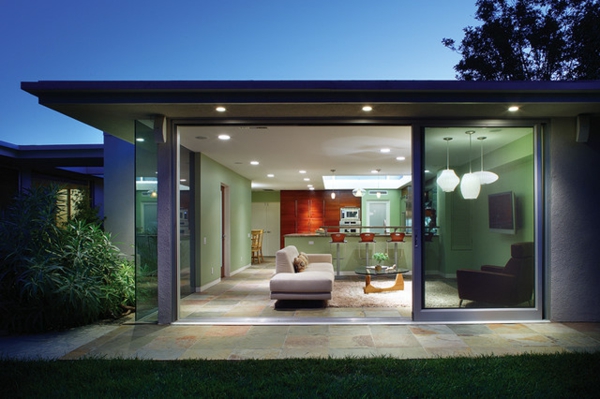 Midcentury modernes Design exterior couch glas fenster