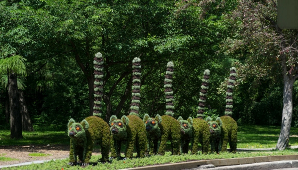 Skulpturen im Botanischen Garten in Montreal landschaft waschbär