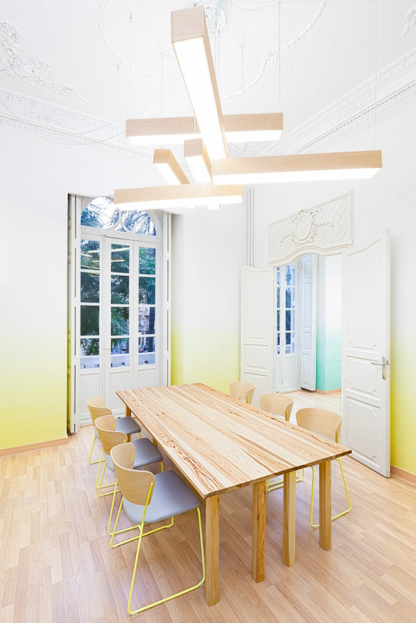 Sprachschule Valencia holz design gelb wand tisch
