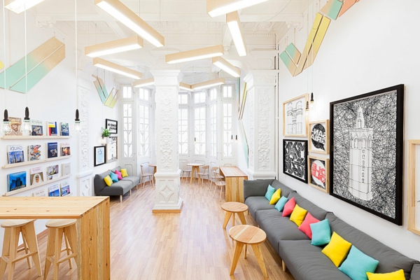 Sprachschule in Valencia holz design hocker couch grau kissen gelb