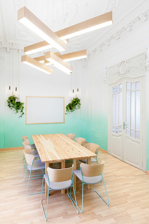 Sprachschule in Valencia holz design wand grün tisch
