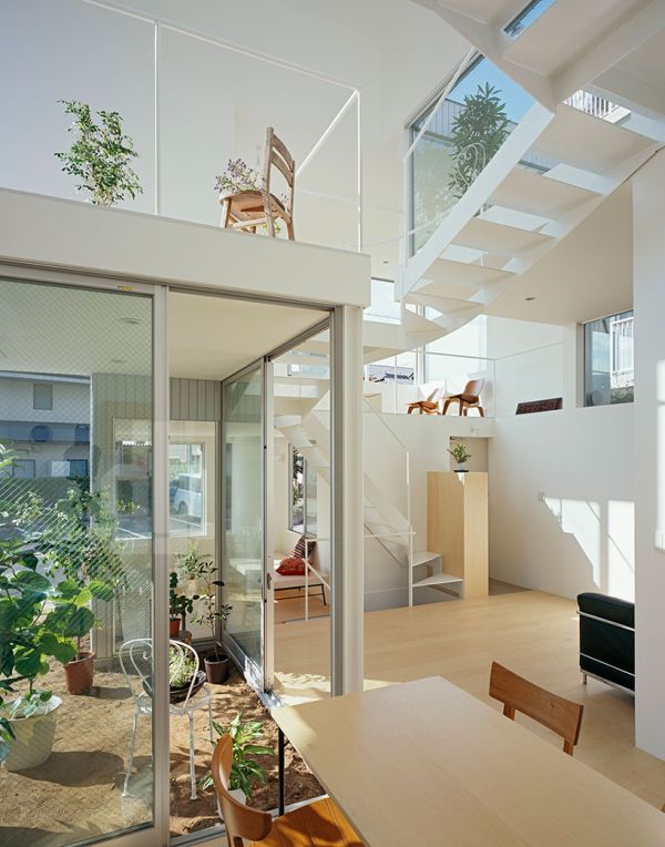 Stilvolles gestapeltes Haus glastür treppe