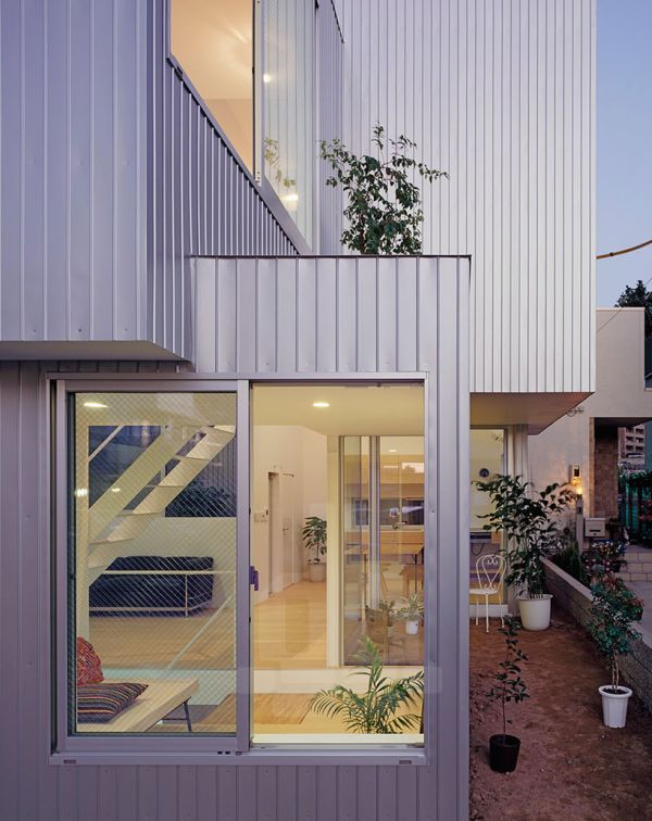 Stilvolles gestapeltes Haus metallisch exterior