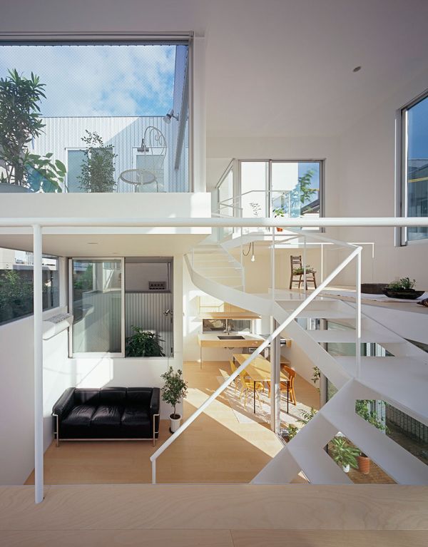 Stilvolles gestapeltes Haus treppe weiß