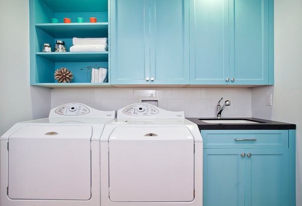 Waschküche erhellen blau schrank