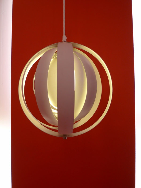 deko lampen design verner panton auf rot