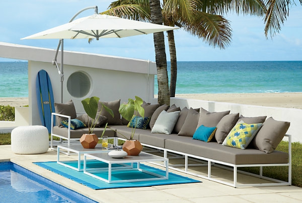 farbiges Design für Außenbereiche palmen grau couch kissen tisch