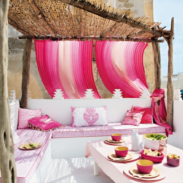 farbiges Design Außenbereiche rosa weiß couch bambus