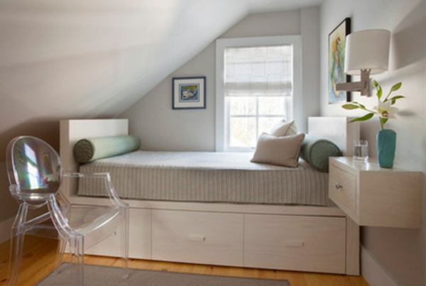 kleine Schlafzimmer größer aussehen bett glas stuhl