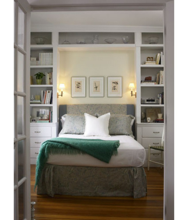 kleine Schlafzimmer größer aussehen bett traditionell regale