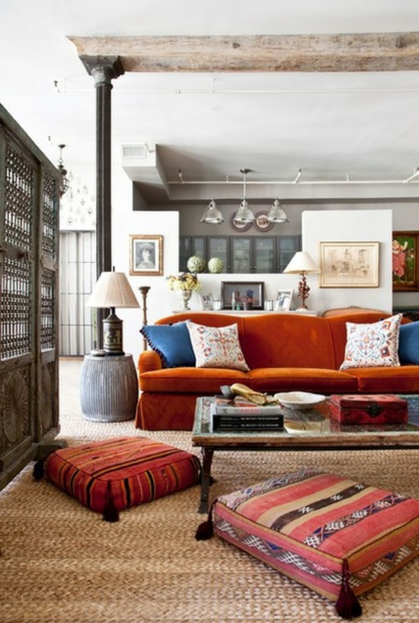 marokkkanisches Flair eklektisch wohnzimmer orange couch tisch kissen