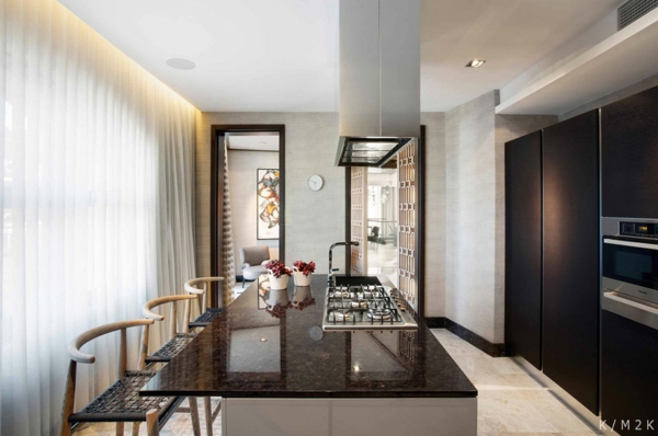 penthouse mit edlen materialien und dezentem luxus kücheninsel glänzender marmor