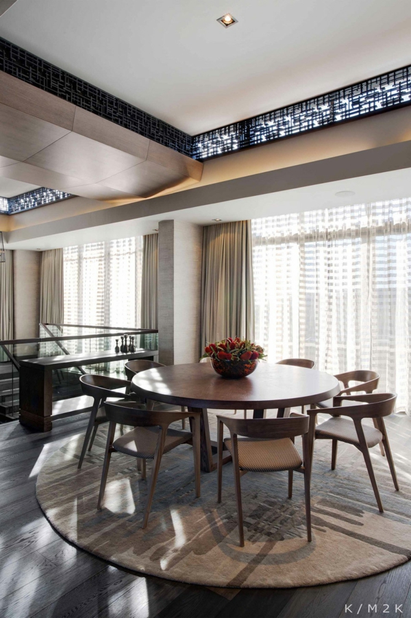 penthouse mit dezentem luxus runder esstisch weicher teppich