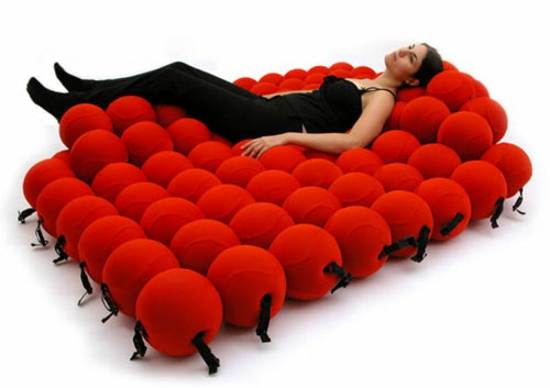 relax sitze mit vielen roten bällen