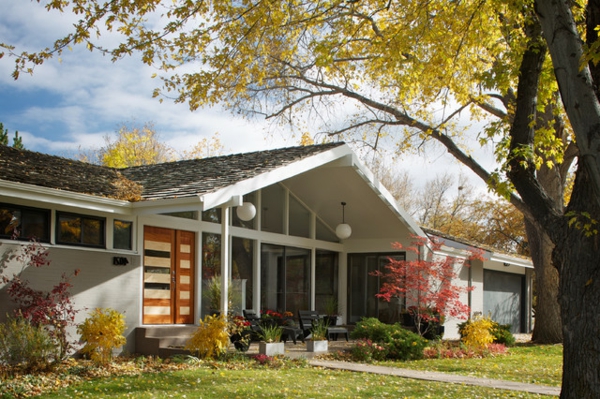 renovierte Ranch Häuser exterior gras