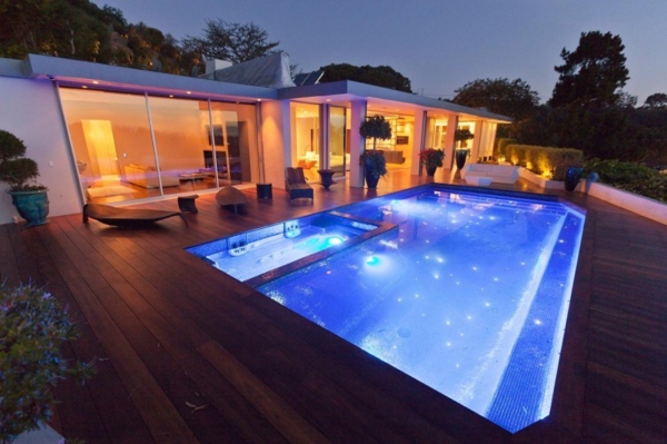 renovierte Residenz in Beverly Hills schwimmbecken nacht beleuchtung exterior