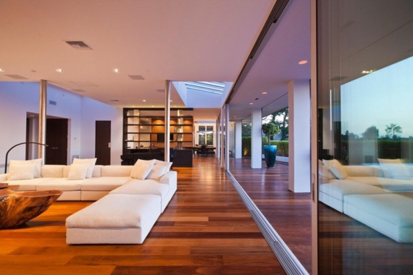 renovierte Residenz in Beverly Hills weiß couch wohnzimmer