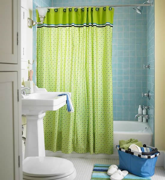 stilvolle badezimmer einrichtungen grelles grün und meeresblaue fliesen