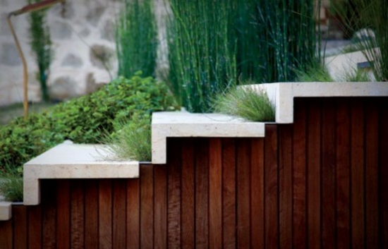 tolles natur dach design marmor treppe mit grünen pflanzen