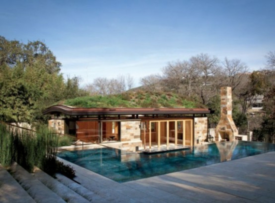 tolles natur dach design mit großem pool und kamin