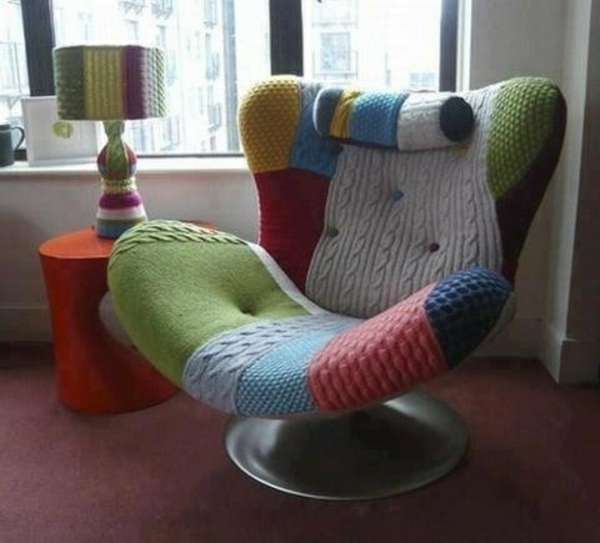 Dekoration aus Wolle bunt sofa rot grün lampe