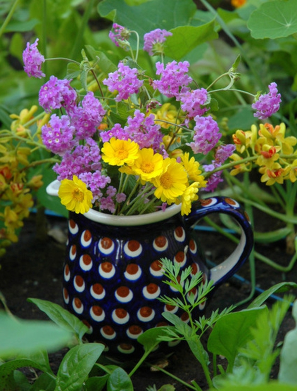 Gestaltung eines Blumenstraußes gelb lila kanne