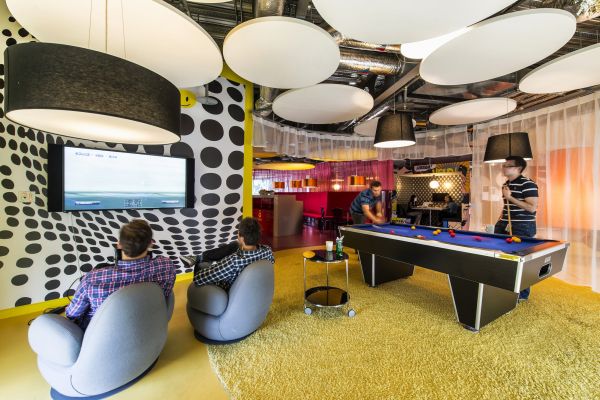  Campus Google gelb teppich billard sofa