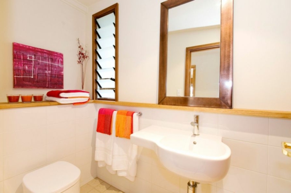 Haus mit rustikalen Elementen modern Design badezimmer waschbecken toilette