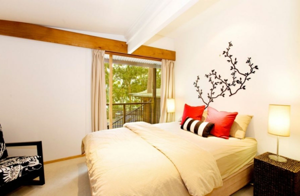 Haus mit rustikalen Elementen modern Design bett zweig rot kissen schlafzimmer