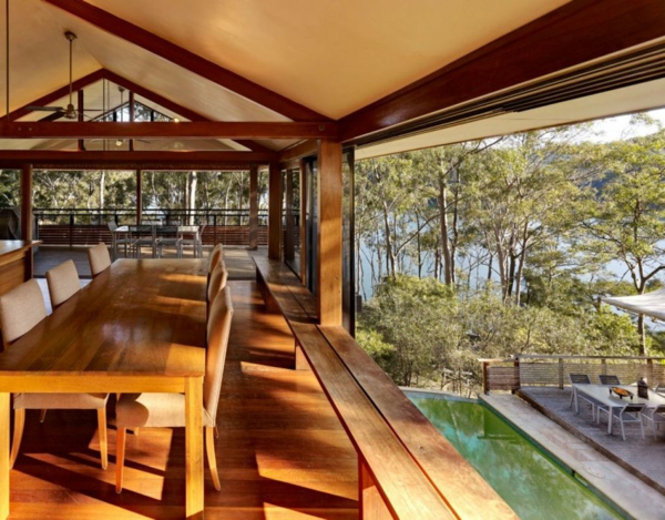 Haus mit rustikalen Elementen modern Design holz tisch stuhl esszimmer decke