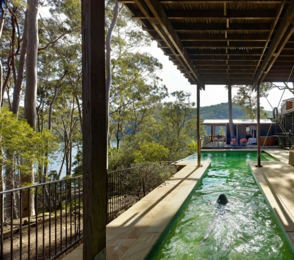 Haus mit rustikalen Elementen modern Design schwimmbecken holz