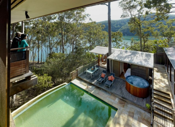 Haus mit rustikalen Elementen modern Design schwimmbecken innenhof