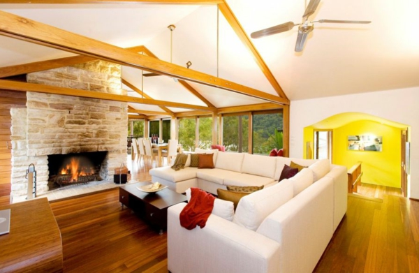Haus mit rustikalen Elementen modern Design wohnzimmer weiß couch kamin bodenbelag