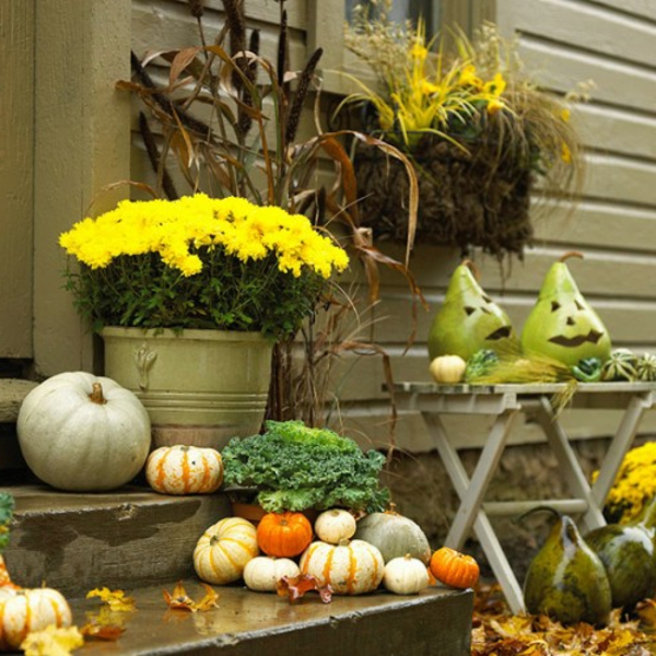 Herbst Dekoration ideen Veranda tür kranz kürbisse gelb blumen