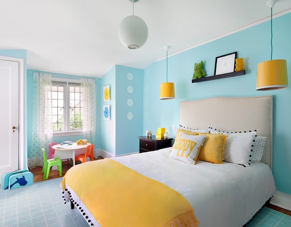 Kinderzimmer mit inspirierenden Farben gelb blau pendelleuchte tisch stuhl