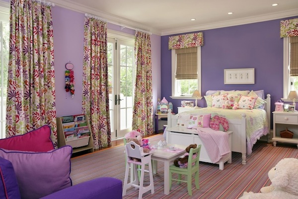 Kinderzimmer mit inspirierenden Farben lila bett tisch stuhl vorhänge
