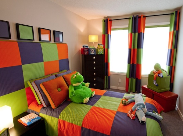 Kinderzimmer mit inspirierenden Farben orange grün bett vorhänge