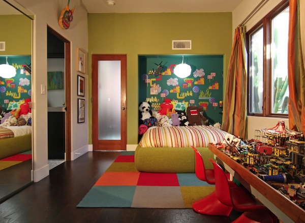 Kinderzimmer mit inspirierenden Farben orange rot bett stuhl wandverkleidung teppich