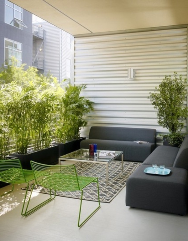Privatraum Hinterhof mit Stil Eleganz couch grau tisch