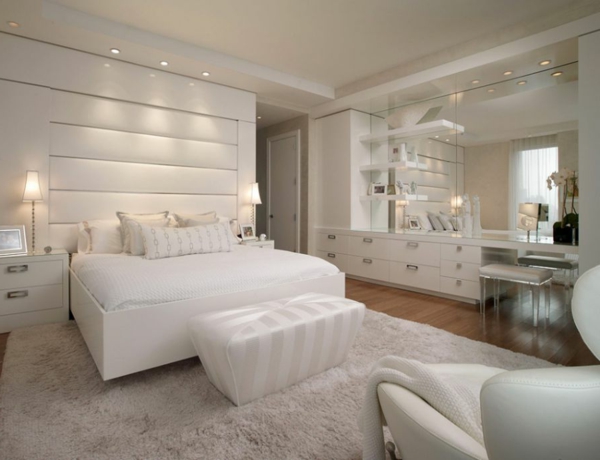 Residenz in New York City bett schlafzimmer bettbank pelzteppich weiß