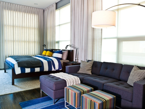 Umwandlung Autogeschäft schöne Wohnung couch lila bunt hocker