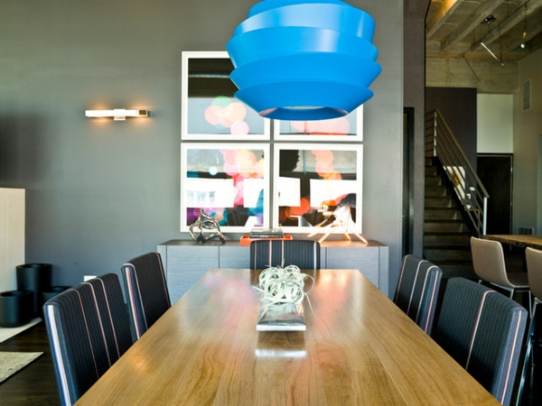 Umwandlung Autogeschäft schöne Wohnung tisch stuhl blau leuchter
