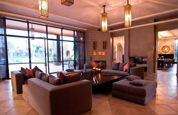 Wohnraum Dekoration  braun couch leuchter